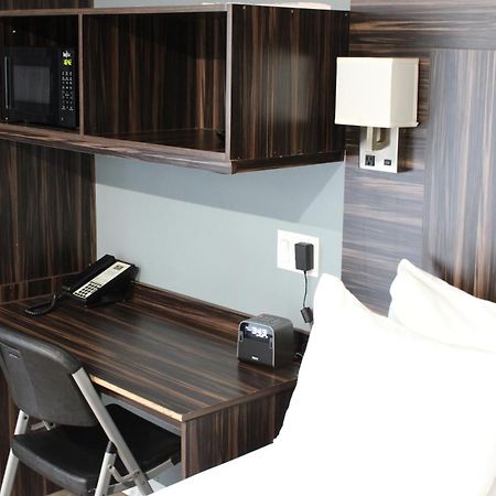 Olux Hotel-Motel-Suites Laval Bagian luar foto
