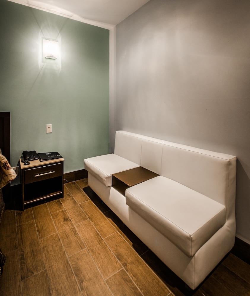 Olux Hotel-Motel-Suites Laval Bagian luar foto
