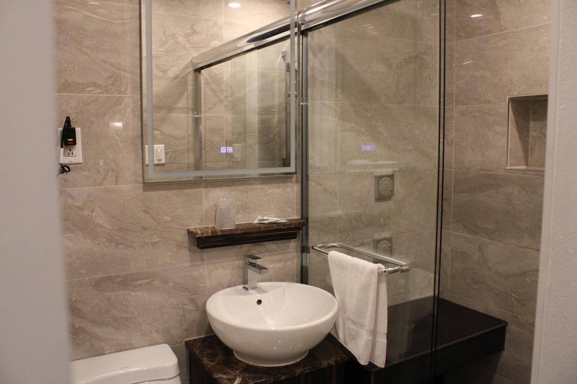 Olux Hotel-Motel-Suites Laval Bagian luar foto