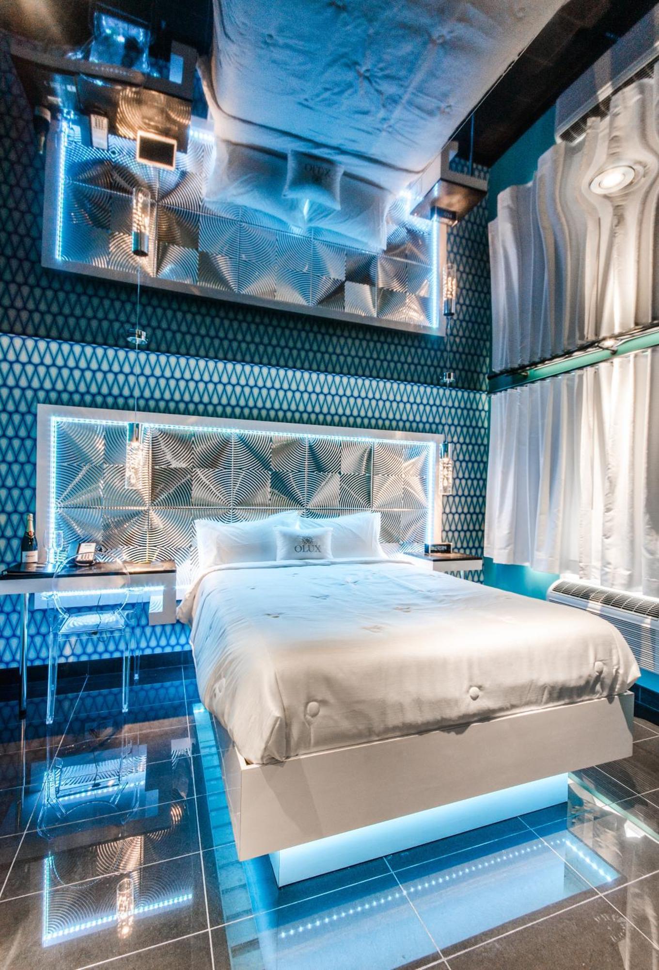 Olux Hotel-Motel-Suites Laval Bagian luar foto